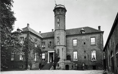 <p>Foto van de voorzijde van Huis Sevenaer in 1955 (RCE beeldbank). </p>
